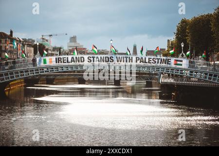 Dublino, North Dublin City, Irlanda. 23 agosto 2024. 23 AGOSTO 2024. Uno striscione con la scritta "Irish stands with Palestine" è esposto sopra il Ha'penny Bridge di Dublino. L'azione, organizzata dalla campagna di solidarietà Irlanda-Palestina (IPSC), ha protestato contro quello che hanno descritto come il genocidio israeliano in corso a Gaza contro il popolo palestinese. (Credit Image: © Eman Mohammed/ZUMA Press Wire) SOLO PER USO EDITORIALE! Non per USO commerciale! Foto Stock