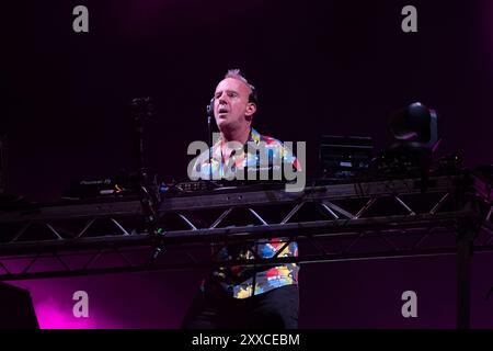 Southsea, Hampshire, UK, Fatboy Slim si esibisce sul palco comune al Victorious Festival venerdì 23 agosto 2024 Photo Credit Emma Terracciano/Alamy Live News Foto Stock