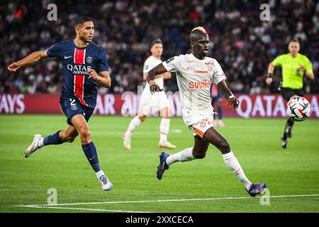 Parigi, Francia, Francia. 23 agosto 2024. ACHRAF HAKIMI del PSG e FALAYE SACKO di Montpellier durante la partita di Ligue 1 tra il Paris Saint-Germain (PSG) e il Montpellier Herault Sport Club (MHSC) allo stadio Parc des Princes. (Credit Image: © Matthieu Mirville/ZUMA Press Wire) SOLO PER USO EDITORIALE! Non per USO commerciale! Foto Stock