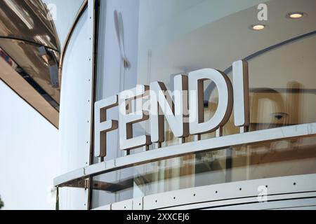 Cannes, Francia - 1 agosto 2024: Insegna Fendi boutique a Cannes Foto Stock