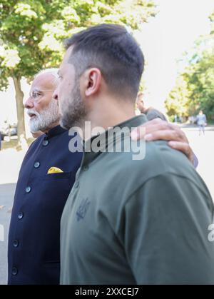 Kiev, Ucraina. 23 agosto 2024. Il primo ministro indiano Narendra modi, a destra, mette il braccio intorno al presidente ucraino Volodymyr Zelenskyy, a sinistra, durante una visita all'esposizione del martirologio, 23 agosto 2024 a Kiev, Ucraina. Credito: PIB/Ufficio informazioni stampa/Alamy Live News Foto Stock