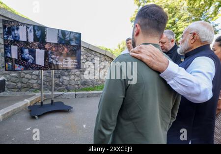 Kiev, Ucraina. 23 agosto 2024. Il primo ministro indiano Narendra modi, a destra, mette il braccio intorno al presidente ucraino Volodymyr Zelenskyy, a sinistra, durante una visita all'esposizione del martirologio, 23 agosto 2024 a Kiev, Ucraina. Credito: PIB/Ufficio informazioni stampa/Alamy Live News Foto Stock