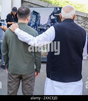 Kiev, Ucraina. 23 agosto 2024. Il primo ministro indiano Narendra modi, a destra, mette il braccio intorno al presidente ucraino Volodymyr Zelenskyy, a sinistra, durante una visita all'esposizione del martirologio, 23 agosto 2024 a Kiev, Ucraina. Credito: PIB/Ufficio informazioni stampa/Alamy Live News Foto Stock