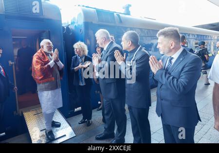 Kiev, Ucraina. 23 agosto 2024. Il primo ministro indiano Narendra modi, a sinistra, tiene le mani in un tradizionale saluto indiano namaste all'arrivo alla stazione ferroviaria di Kiev-Pasazhyrskyi, 23 agosto 2024 a Kiev, Ucraina. Credito: PIB/Ufficio informazioni stampa/Alamy Live News Foto Stock