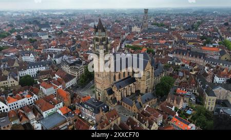 Ripresa aerea con drone della Sint-Salvatorskathedraal di Bruges, Belgio, maestosa cattedrale principale del XII secolo Foto Stock