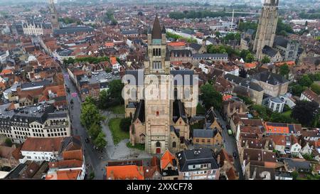 Ripresa aerea con drone della Sint-Salvatorskathedraal di Bruges, Belgio, maestosa cattedrale principale del XII secolo Foto Stock