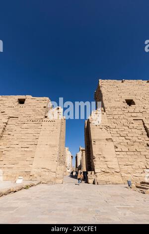 Tempio di Karnak, tempio di Amon, primo pilone, porta della torre, Luxor, Egitto, Nord Africa, Africa Foto Stock