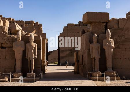 Tempio di Karnak, tempio di Amun, sera, porta del settimo pilone con statue di pietra, Luxor, Egitto, Nord Africa, Africa Foto Stock