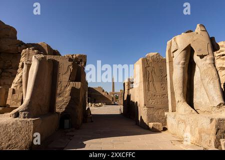 Tempio di Karnak, tempio di Amun, sera, porta del settimo pilone con statue di pietra, Luxor, Egitto, Nord Africa, Africa Foto Stock