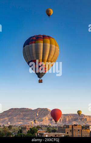 Mongolfiere, tour mattutino in mongolfiera sulla riva occidentale del Nilo, "Valle dei Re" sullo sfondo, Luxor, Egitto, Nord Africa, Africa Foto Stock