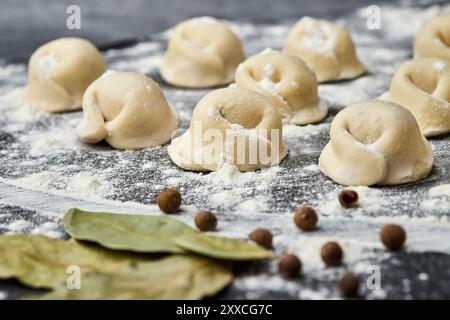 Gnocchi di carne fatti in casa pronti per essere cucinati, un piatto classico perfetto per pasti sostanziosi in famiglia Foto Stock