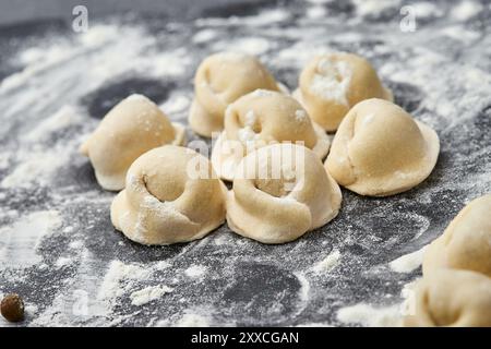 Gnocchi di carne fatti in casa pronti per essere cucinati, un piatto classico perfetto per pasti sostanziosi in famiglia Foto Stock