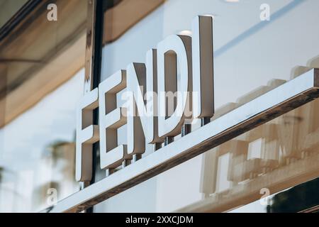 Cannes, Francia - 1 agosto 2024: Insegna Fendi boutique a Cannes Foto Stock