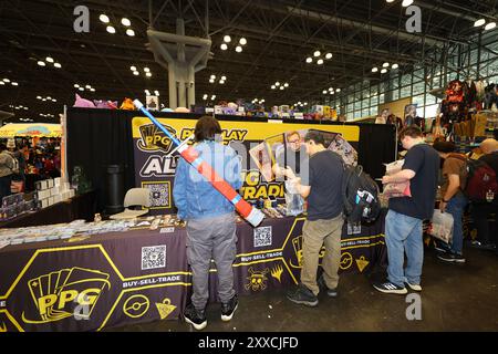 New York, Stati Uniti. 23 agosto 2024. La gente frequenta la sala espositiva Anime NYC e il 23 agosto 2024 controlla la merce in vendita presso il Jacob Javits Center di New York City, USA. L'evento si svolge fino al 25 agosto 2024. (Foto di Gordon Donovan/NurPhoto) credito: NurPhoto SRL/Alamy Live News Foto Stock