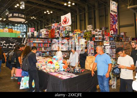 New York, Stati Uniti. 23 agosto 2024. La gente frequenta la sala espositiva Anime NYC e il 23 agosto 2024 controlla la merce in vendita presso il Jacob Javits Center di New York City, USA. L'evento si svolge fino al 25 agosto 2024. (Foto di Gordon Donovan/NurPhoto) credito: NurPhoto SRL/Alamy Live News Foto Stock