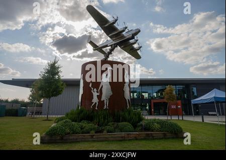 Statua dei bombardieri Lancaster, neonato dell'International Bomber Command Centre di Lincoln, Regno Unito, un museo e luogo di commemorazione del Bomber Command Foto Stock