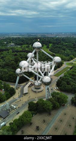 Riprese aeree con drone dell'Atomium di Bruxelles, in Belgio, un iconico monumento modernista del 1958 che rappresenta una cella unitaria di cristallo di ferro ingrandita 165 miliardi di volte Foto Stock