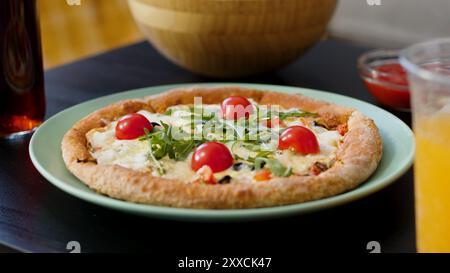 Pizza Margherita italiana fresca fatta in casa con mozzarella di bufala e basilico. Margarita napoletana fatta in casa dal forno a mattoni. Napoleone italiano Foto Stock