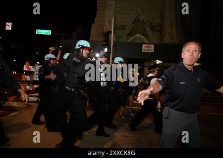 Chicago, Stati Uniti. 22 agosto 2024. La polizia di Chicago arresta un manifestante durante la Convention Nazionale Democratica del 2024 a Chicago, Illinois, giovedì 22 agosto 2024. Foto di Paul Beaty/UPI credito: UPI/Alamy Live News Foto Stock