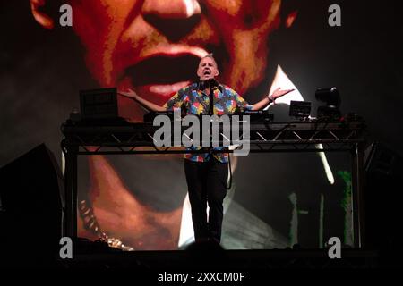 Southsea, Hampshire, UK, Fatboy Slim si esibisce sul palco comune al Victorious Festival venerdì 23 agosto 2024 Photo Credit Emma Terracciano/Alamy Live News Foto Stock