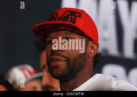 Città del Messico, Messico. 23 agosto 2024. Floyd Mayweather Jr. Assiste alle scale durante la pesa cerimoniale prima dell'incontro tra il pugile americano e l'ex campione del mondo Floyd Mayweather Jr. E il pugile di arti marziali miste e il pugile professionista John Gotti III. Il 23 agosto 2024 a città del Messico, Messico. (Foto di Carlos Santiago/ credito: Eyepix Group/Alamy Live News Foto Stock