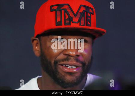 Città del Messico, Messico. 23 agosto 2024. Floyd Mayweather Jr. Assiste alle scale durante la pesa cerimoniale prima dell'incontro tra il pugile americano e l'ex campione del mondo Floyd Mayweather Jr. E il pugile di arti marziali miste e il pugile professionista John Gotti III. Il 23 agosto 2024 a città del Messico, Messico. (Foto di Carlos Santiago/ credito: Eyepix Group/Alamy Live News Foto Stock