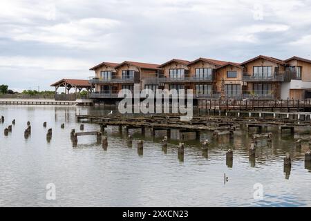 Viaggiando in Francia, vecchie capanne di legno e ostriche nel villaggio di Gujan-Mestras, coltivazione, pesca e vendita di ostriche fresche conchiglie, Arcachon b Foto Stock