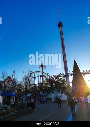 Charlotte, North Carolina - dicembre 28 2023: Giornata tipica al parco divertimenti Carowinds situato a Charlotte, North Carolina. Foto Stock