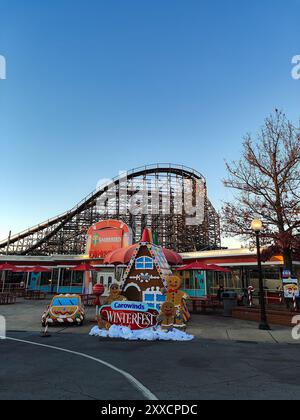 Charlotte, North Carolina - dicembre 28 2023: Giornata tipica al parco divertimenti Carowinds situato a Charlotte, North Carolina. Foto Stock