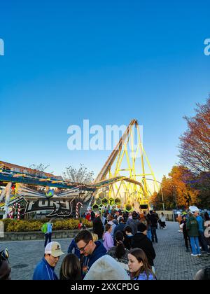 Charlotte, North Carolina - dicembre 28 2023: Giornata tipica al parco divertimenti Carowinds situato a Charlotte, North Carolina. Foto Stock