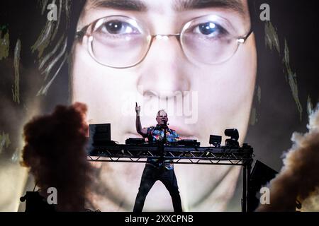 Southsea, Hampshire, UK, Fatboy Slim si esibisce sul palco comune al Victorious Festival venerdì 23 agosto 2024 Photo Credit Emma Terracciano/Alamy Live News Foto Stock