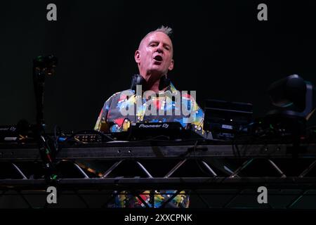 Southsea, Hampshire, UK, Fatboy Slim si esibisce sul palco comune al Victorious Festival venerdì 23 agosto 2024 Photo Credit Emma Terracciano/Alamy Live News Foto Stock