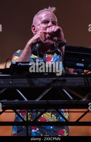 Southsea, Hampshire, UK, Fatboy Slim si esibisce sul palco comune al Victorious Festival venerdì 23 agosto 2024 Photo Credit Emma Terracciano/Alamy Live News Foto Stock