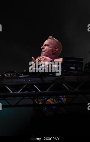 Southsea, Hampshire, UK, Fatboy Slim si esibisce sul palco comune al Victorious Festival venerdì 23 agosto 2024 Photo Credit Emma Terracciano/Alamy Live News Foto Stock