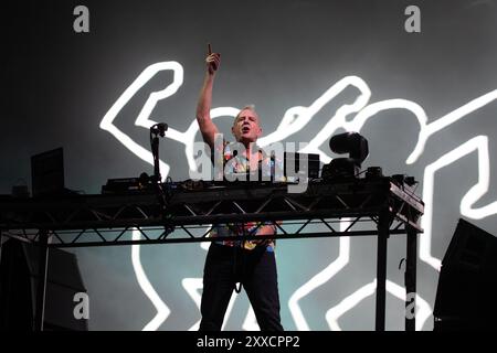 Southsea, Hampshire, UK, Fatboy Slim si esibisce sul palco comune al Victorious Festival venerdì 23 agosto 2024 Photo Credit Emma Terracciano/Alamy Live News Foto Stock