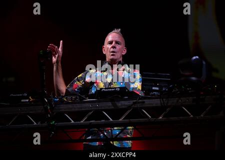 Southsea, Hampshire, UK, Fatboy Slim si esibisce sul palco comune al Victorious Festival venerdì 23 agosto 2024 Photo Credit Emma Terracciano/Alamy Live News Foto Stock