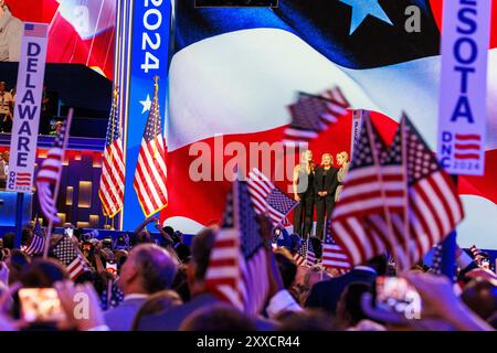 Chicago, Stati Uniti. 22 agosto 2024. CHICAGO, ILLINOIS - 22 AGOSTO: I pulcini eseguono l'inno nazionale durante il quarto giorno della Convention Nazionale Democratica (DNC) allo United Center il 22 agosto 2024 a Chicago, Illinois. Delegati, politici e sostenitori del partito democratico si stanno riunendo a Chicago, mentre l'attuale vicepresidente Kamala Harris viene nominata candidata presidenziale del suo partito. Il DNC si svolge dal 19 al 22 agosto. Crediti: Jeremy Hogan/Alamy Live News Foto Stock