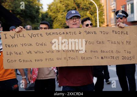 Chicago, Stati Uniti. 22 agosto 2024. Un uomo ha un segno di sostegno alle posizioni politiche democratiche tradizionali. La "marcia sul DNC", una protesta incentrata sulla guerra a Gaza, si è radunata a Union Park, e poi ha marciato vicino allo United Center, con circa 5.000 persone, a Chicago, Illinois, il 22 agosto 2024, l'ultimo giorno della Convenzione Nazionale Democratica. (Foto di John Rudoff/Sipa USA) credito: SIPA USA/Alamy Live News Foto Stock