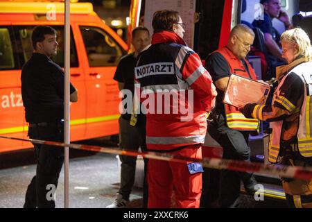 Solingen, Germania. 23 agosto 2024. I servizi di emergenza vengono implementati. Ci sono stati morti e feriti in un attacco in occasione delle celebrazioni del 650 ° anniversario della città di Solingen. Credito: Thomas Banneyer/dpa/Alamy Live News Foto Stock