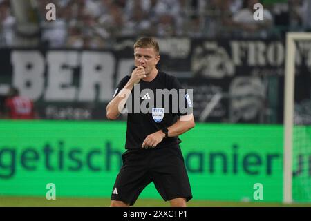 Fussball, 1.BL Saison 2024/2025 Borussia Mönchengladbach vs Bayer 04 Leverkusen, 23.08.2024, Stadion im Borussia Park Mönchengladbach, Robert Schröder, Schiedsrichter Fotocopyright Gladys Chai von der Laage le normative DFL vietano qualsiasi uso di fotografie come sequenze di immagini e/o quasi-video. Foto Stock