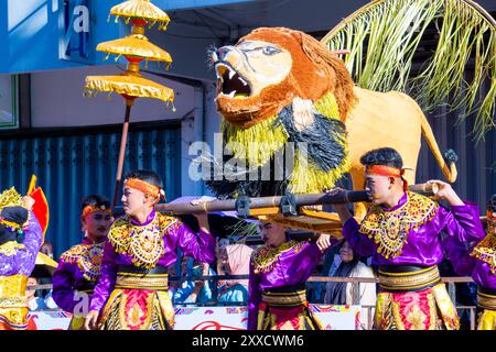 Danza Jaipong Sisingaan da Giava occidentale nel 3° Carnevale DI BEN. Foto Stock