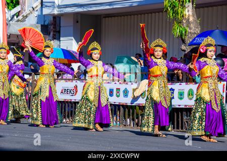 Danza Jaipong Sisingaan da Giava occidentale nel 3° Carnevale DI BEN. Foto Stock