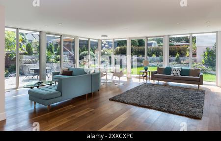 Le moderne camere familiari si aggiungono a quelle più vecchie con due pareti che presentano finestre da pavimento a soffitto Foto Stock