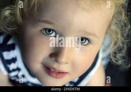 Ritratto di una bambina dai capelli biondi Foto Stock