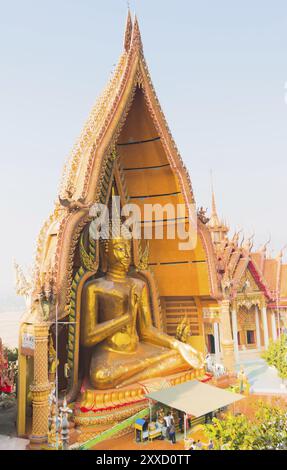 Grande statua dorata del buddha Wat Tham sua (Tempio della Grotta della Tigre), Kanchanaburi thailandia Foto Stock