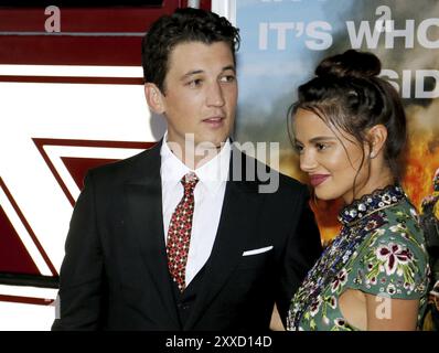 Miles Teller e Keleigh Sperry alla prima di Los Angeles di "Only the Brave" tenutasi al Regency Village Theatre di Westwood, USA l'8 ottobre 201 Foto Stock