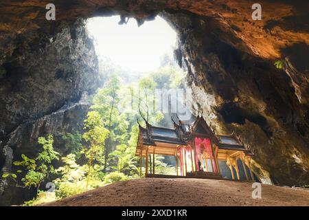 Royal Pavillon nella grotta di Phraya Nakorn, Parco Nazionale Khao Sam ROI Yot, Prachuap Khiri Khan, Thailandia, Asia Foto Stock