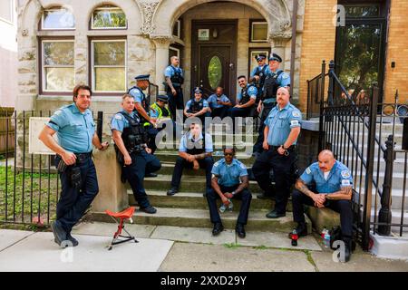 Chicago, Stati Uniti. 22 agosto 2024. I membri della polizia di Chicago fanno una pausa fuori dalla barriera di sicurezza durante il quarto giorno della Convention Nazionale Democratica (DNC) allo United Center. Delegati, politici e sostenitori del partito democratico si riuniscono a Chicago, mentre l'attuale vicepresidente Kamala Harris viene nominata candidata presidenziale del suo partito. Il DNC si svolge dal 19 al 22 agosto. Credito: SOPA Images Limited/Alamy Live News Foto Stock