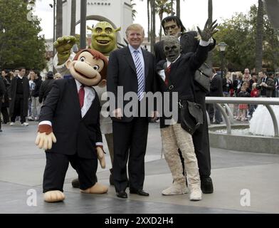 UNIVERSAL CITY, CALIFORNIA, 10 MARZO 2006: Donald Trump prende il via la sesta stagione di casting Search for the Apprentice tenutasi negli Universal Studios Holly Foto Stock