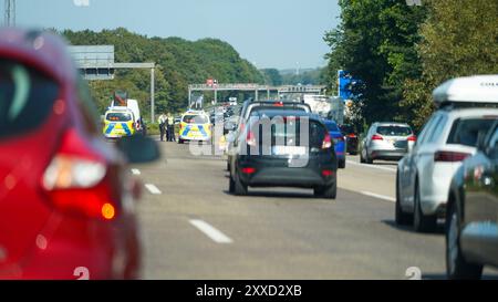 Autobahn, Stau, Verkehr, Polizeikontrolle, Einsatzfahrzeuge, Straße, Autos, Kontrolle, Verkehrspolizei, Verkehrssicherheit, Reise, Verkehrskontrolle, Sommer. Unfall, Ferienreiseverkehr, Verkehrsüberwachung, Verkehrsunfälle, Maßnahmen gegen Raser, Verkehrskontrollen auf der Autobahn, Sicherheitsmaßnahmen bei Großveranstaltungen, Stauwarnungen, Auswirkungen von Baustellen auf den Verkehr, Polizeieinsätze auf Autobahnen, Maßnahmen gegen Ablenkung am Steuer, neue Tempolimits, Verkehrssicherheit in der Ferienzeit. *** Superstrada, ingorgo, traffico, controllo della polizia, veicoli di emergenza, strada, auto, co Foto Stock